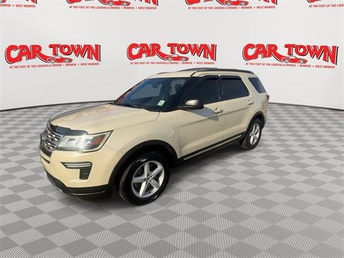 Used 2018 Ford Explorer XLT image 4