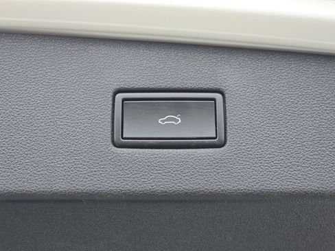 Used 2018 Volkswagen Tiguan SEL image 18