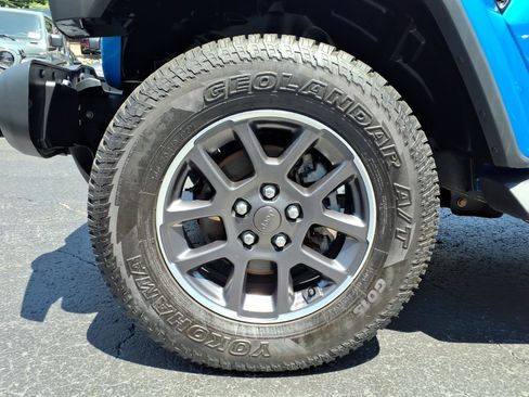 Certified 2020 Jeep Gladiator Overland AWD/4WD image 9