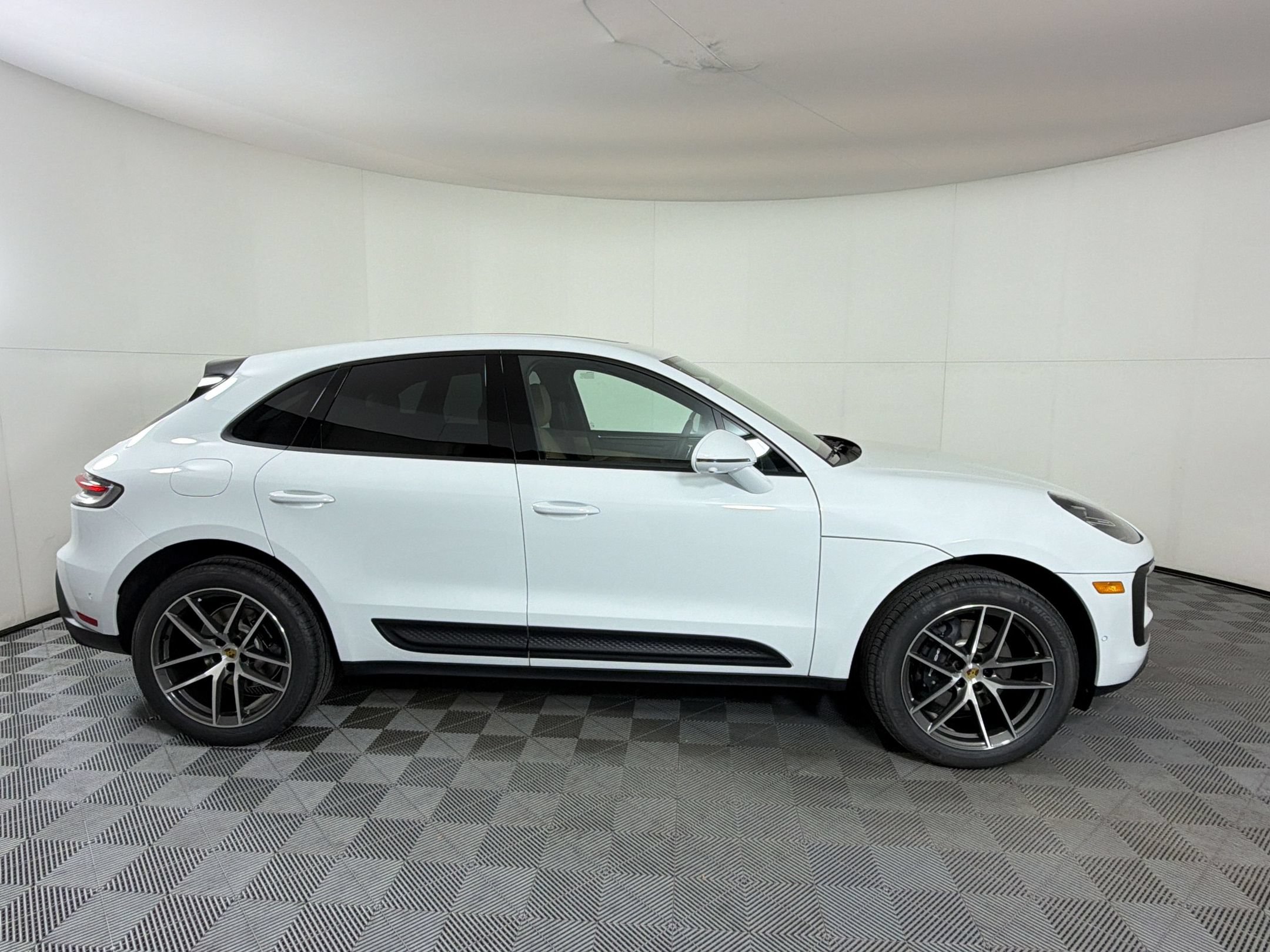 Used 2026 Porsche Macan AWD/4WD image 9