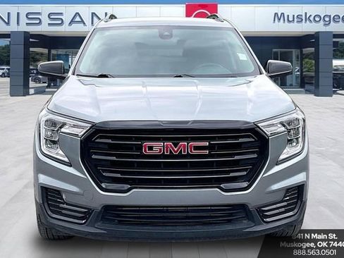 Used 2024 GMC Terrain SLE w/ Driver Convenience Package FWD image 2