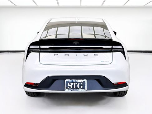 Used 2025 Toyota Prius Plug-In Hybrid FWD image 5