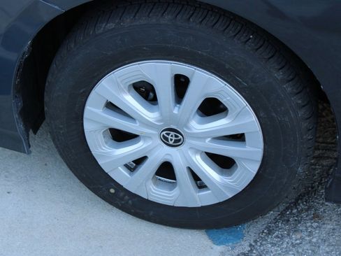 Used 2022 Toyota Prius L Eco image 8