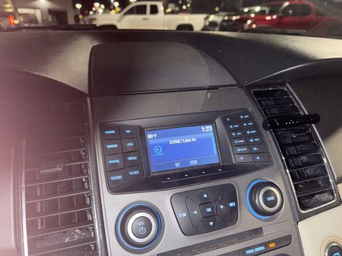 Used 2018 Ford Taurus SE image 8