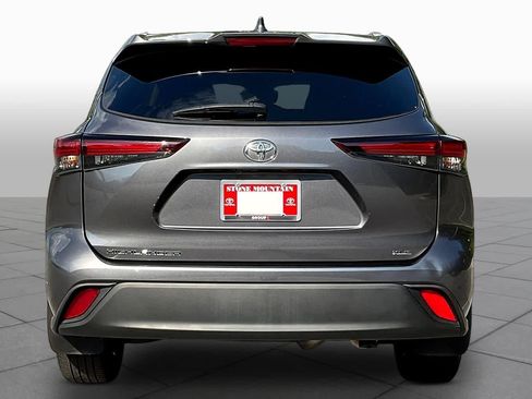 Used 2024 Toyota Highlander XLE FWD image 5