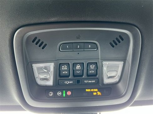 Used 2023 Chevrolet Traverse RS image 34