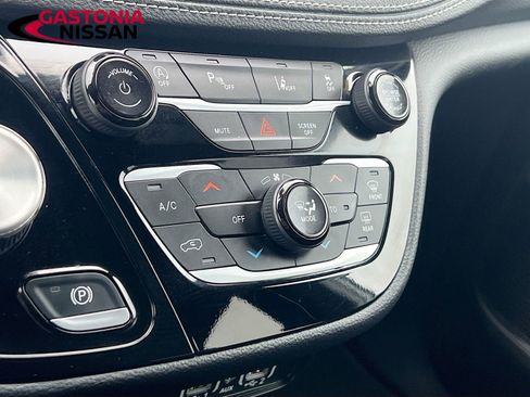 Used 2024 Chrysler Pacifica Touring image 19