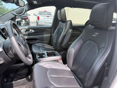 Used 2023 Chrysler Pacifica Touring-L w/ S Appearance Package AWD/4WD image 19