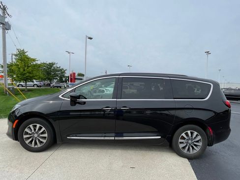 Used 2020 Chrysler Pacifica Touring-L Plus FWD image 4