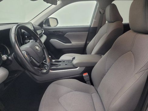 Used 2021 Toyota Highlander LE AWD/4WD image 17