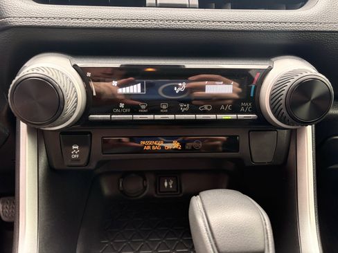 Used 2019 Toyota RAV4 LE FWD image 19