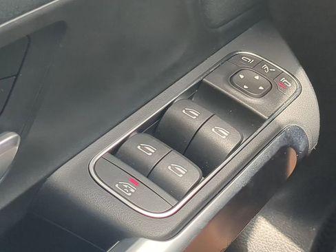 Used 2024 Mercedes-Benz EQB 300 4MATIC image 11