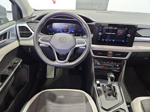 Certified 2025 Volkswagen Taos SE FWD image 14