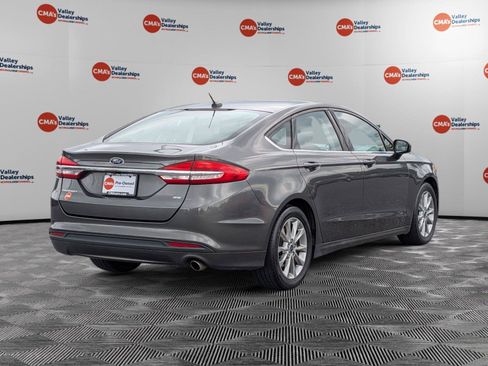 Used 2017 Ford Fusion SE FWD image 5