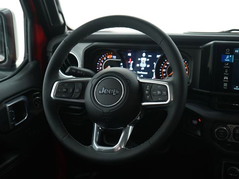 Used 2025 Jeep Wrangler Sahara image 14