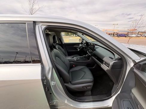 Used 2025 Toyota Grand Highlander AWD image 31