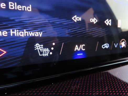 Used 2024 Chevrolet Traverse Z71 w/ Enhanced Driving Package image 30