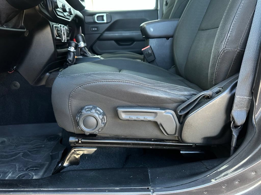 Used 2018 Jeep Wrangler Unlimited Sahara AWD/4WD image 13