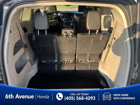 Used 2023 Chrysler Pacifica Touring-L FWD image 13