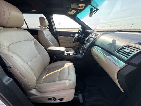 Used 2017 Ford Explorer Limited image 24