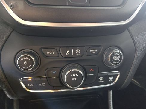 Used 2019 Jeep Cherokee Trailhawk w/ Cold Weather Group AWD/4WD image 25
