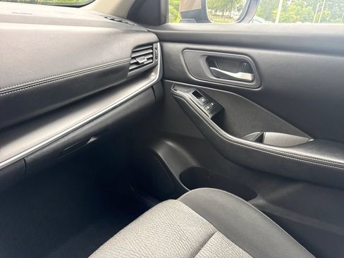 Used 2025 Nissan Rogue SV FWD image 17