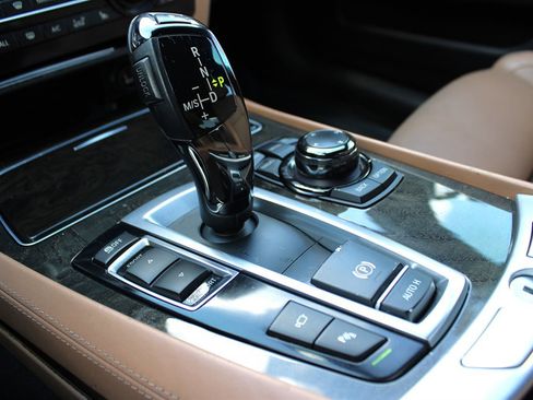 Used 2013 BMW 750Li image 33