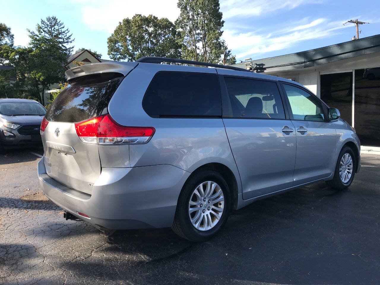 Used 2011 Toyota Sienna XLE w/ Entertainment Pkg FWD image 7