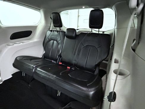 Certified 2023 Chrysler Pacifica Touring-L FWD image 18