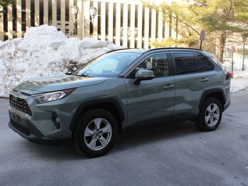 Used 2019 Toyota RAV4 XLE w/ Convenience Package image 11