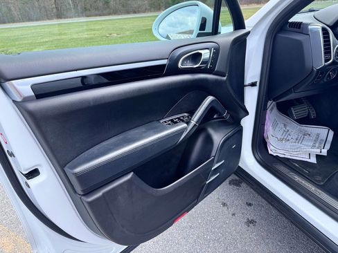 Used 2015 Porsche Cayenne S image 8