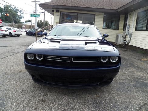 Used 2016 Dodge Challenger SXT RWD image 5