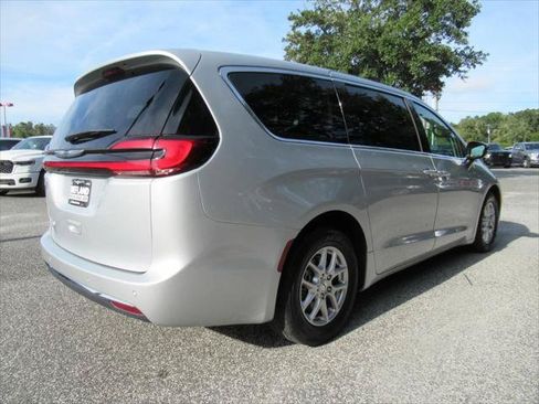 Certified 2024 Chrysler Pacifica Touring-L FWD image 7