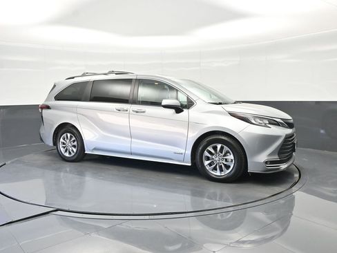 Used 2021 Toyota Sienna XLE image 11