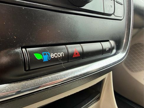 Used 2017 Dodge Grand Caravan Crew FWD image 26