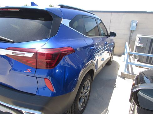 Used 2021 Kia Seltos S FWD image 2