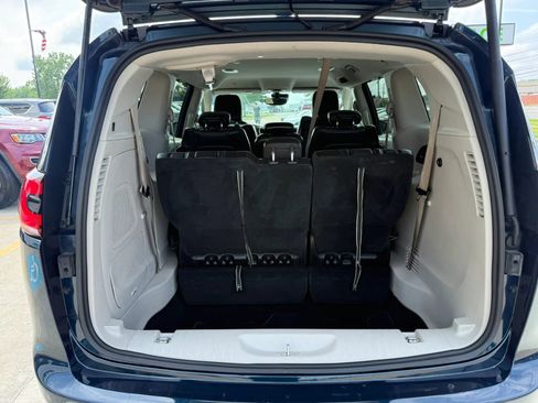 Used 2022 Chrysler Pacifica Touring-L w/ Uconnect Theater Family Group FWD image 14