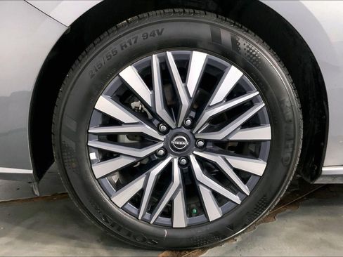 Used 2025 Nissan Altima 2.5 SV FWD image 9