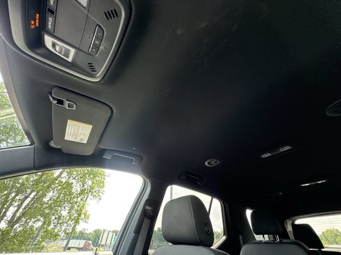 Used 2023 Chevrolet Traverse LT FWD image 21