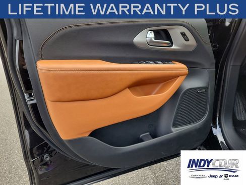 New 2026 Chrysler Pacifica Pinnacle w/ Trailer Tow Group AWD/4WD image 19