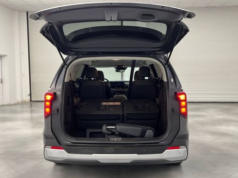 Used 2025 Kia Carnival FWD image 31