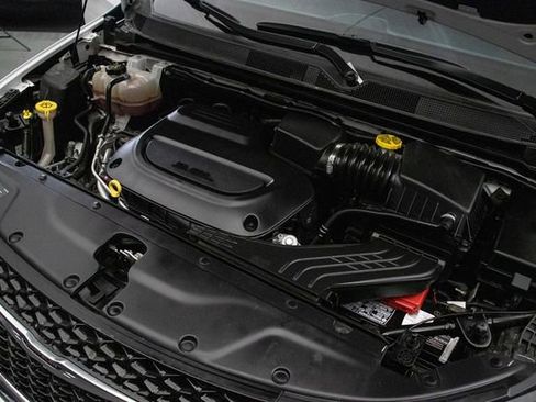 Used 2024 Chrysler Pacifica Touring-L FWD image 29