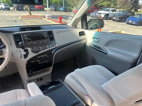 Used 2014 Toyota Sienna LE AWD/4WD image 19