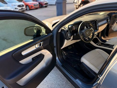 Used 2020 Volvo XC40 T5 Momentum w/ Protection Package Premier image 23