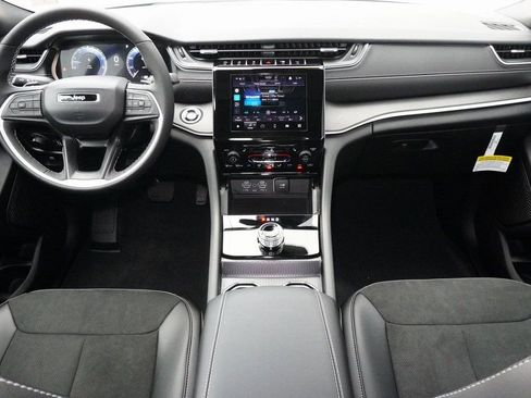 New 2025 Jeep Grand Cherokee Altitude AWD/4WD image 10