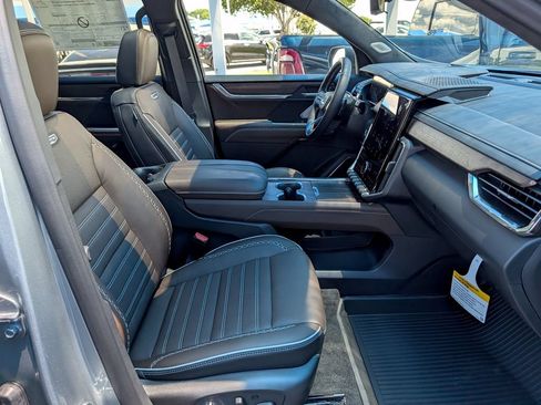 New 2026 GMC Acadia Denali Ultimate w/ LPO, Floor Liner Package AWD/4WD image 34