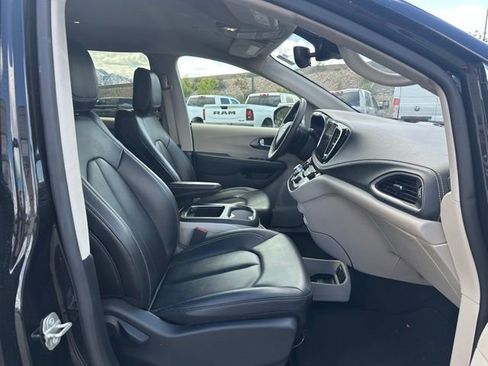 Used 2024 Chrysler Pacifica Limited FWD image 15