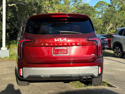 Used 2023 Kia Telluride EX w/ EX Captain's Chair Package image 4