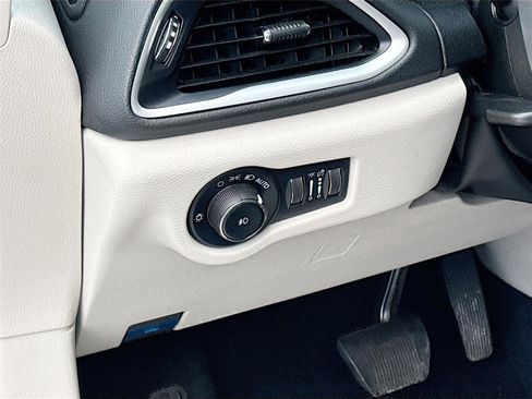 Used 2023 Chrysler Pacifica Touring-L FWD image 10