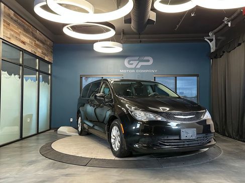 Used 2017 Chrysler Pacifica Touring image 1